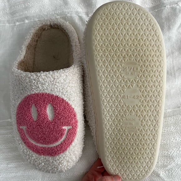 Smiley slippers - Picture 2 of 2